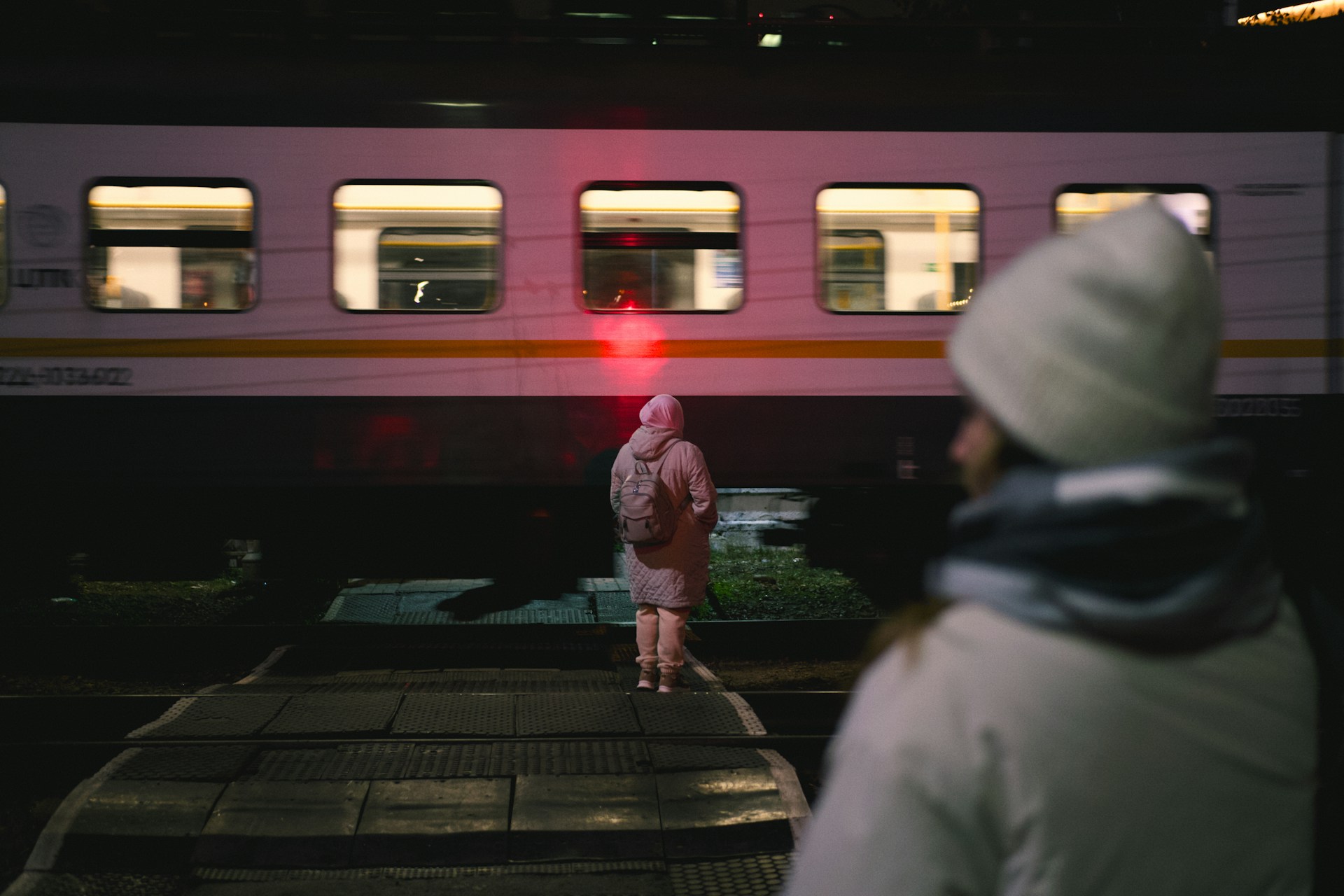 Mitos atau Realita? Bedah Psikologi di Balik Fenomena "Orang yang Tepat di Waktu yang Salah"